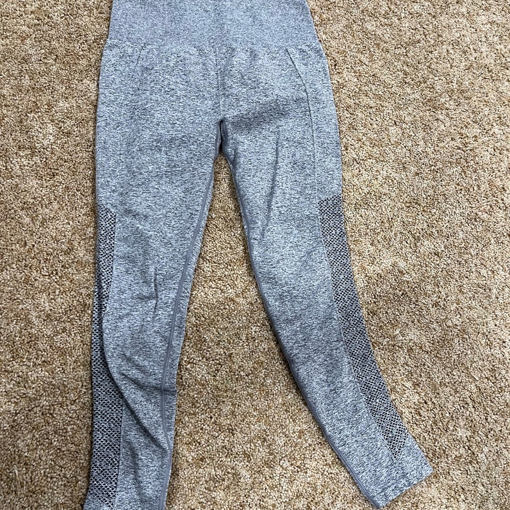 Fabletics Light Gray Women's Leggings - Picture 4 of 5